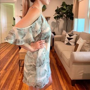 Palm off the shoulder dress 🌿